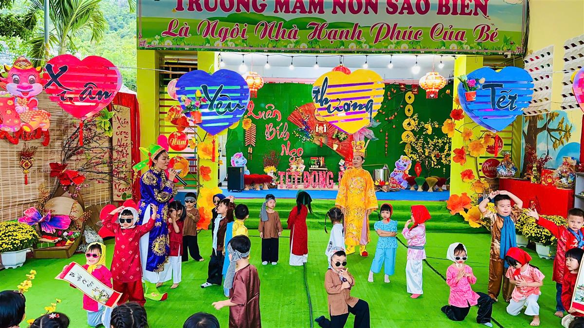 Tiết mục " Về qu&ecirc; ăn tết"